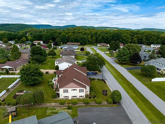 2nd image of 136 Dogwood Ln
