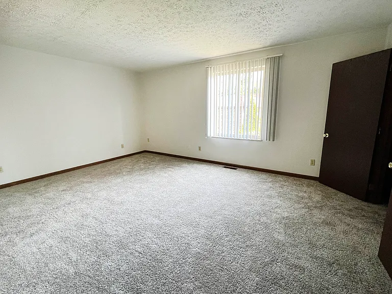 Crestbrook Apartments & Townhomes — Photo 55