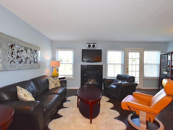 4th image of 385 Rolling Meadow Dr