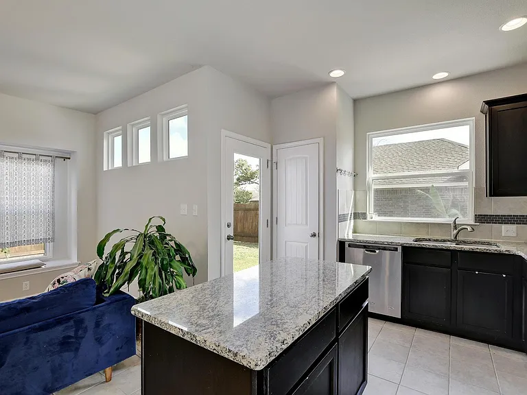 518 Stonewood Ln — Photo 10