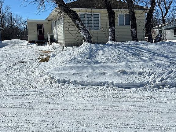 3rd image of 109 1st Ave NW