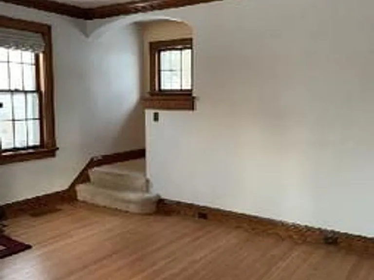 225 W Kent Rd — Photo 20