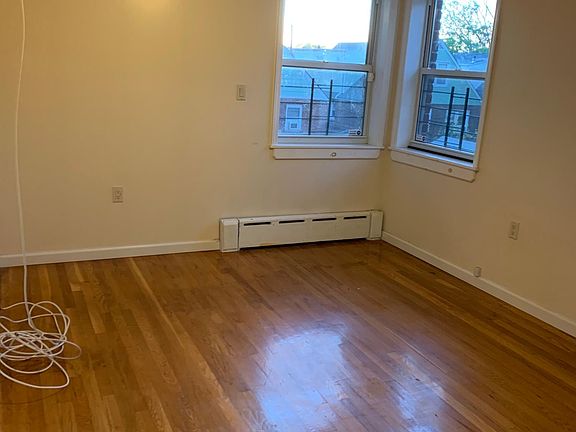 3rd image of 923 Swinton Ave #2