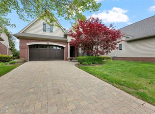 5375 Pembrooke Crossing Ct, West Bloomfield, MI 48322
