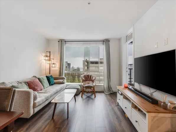 108 E 8th St #406, North Vancouver, BC V7L 1Z2