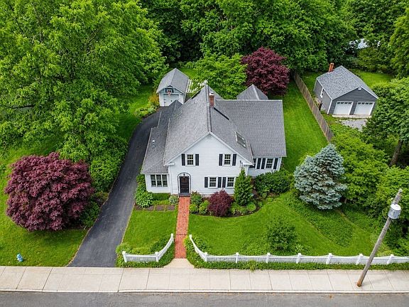 3rd image of 107 Summer St
