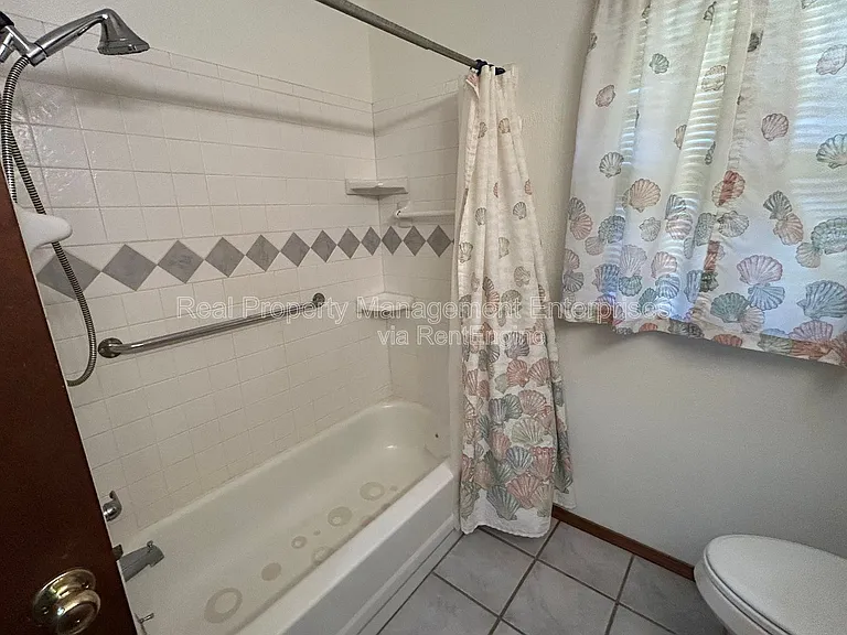 204 Wolf Ln — Photo 16
