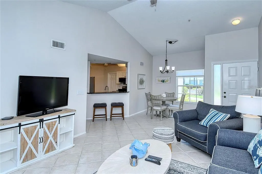 2 bed, 2.0 bath, 1004 sqft, $1,995 — Photo 4