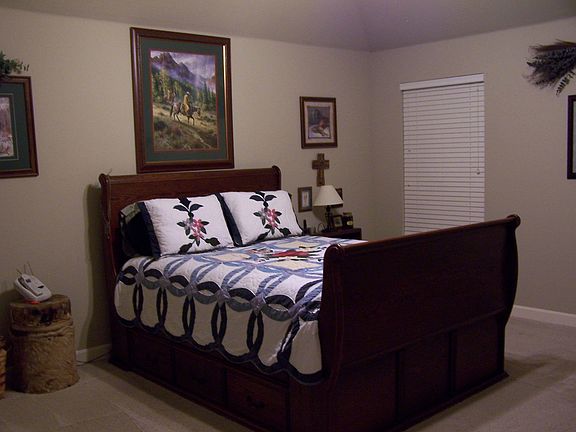 master bedroom - 14 x 15 1/2 - split from other bedrooms