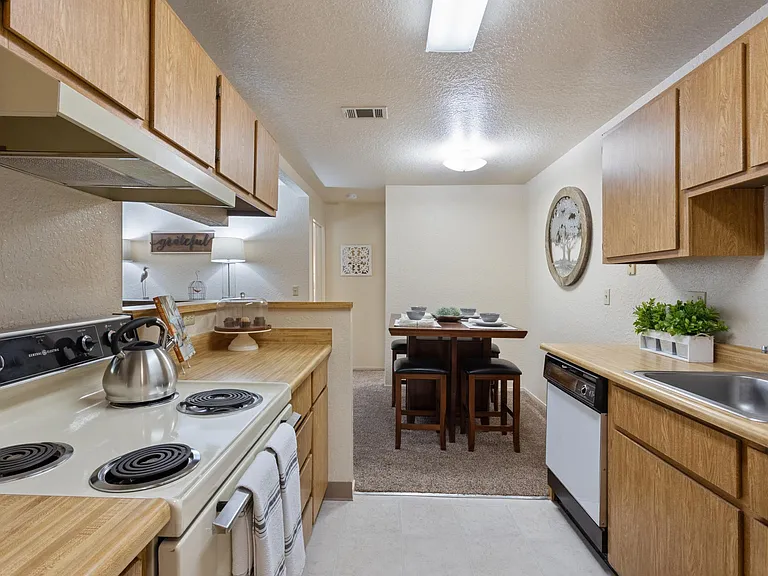 Live Oak Apartments — Photo 8