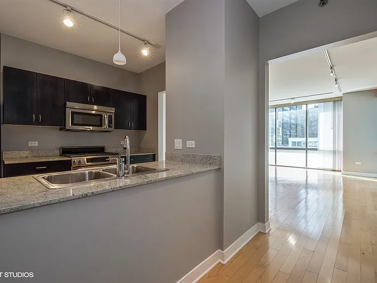 8 E Randolph St #1707 — Photo 4