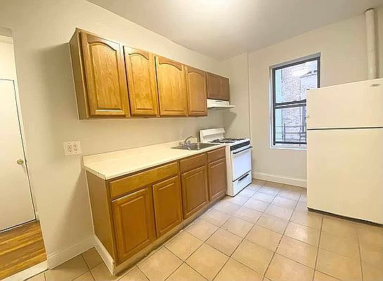 2nd image of 1462 Taylor Ave APT 17