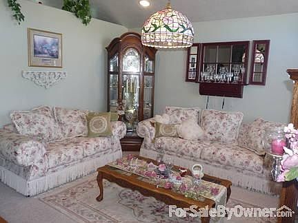 Large sitting room w/ cathedral ceiling