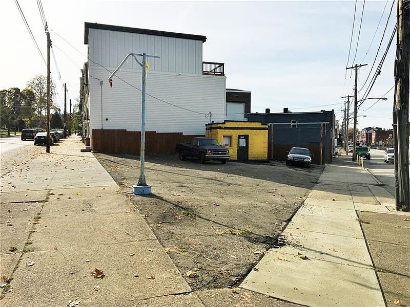 Large parcel with 2,688 square feet right in the heart of Central Lawrenceville!