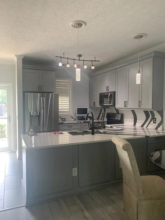 901 W Port Dr — Photo 3