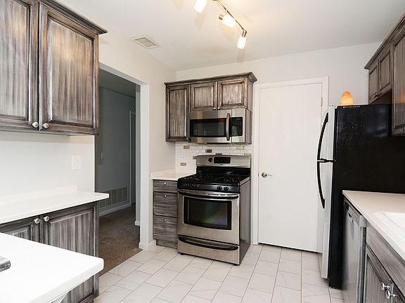 4th image of 312 Silverwood Ct APT C2