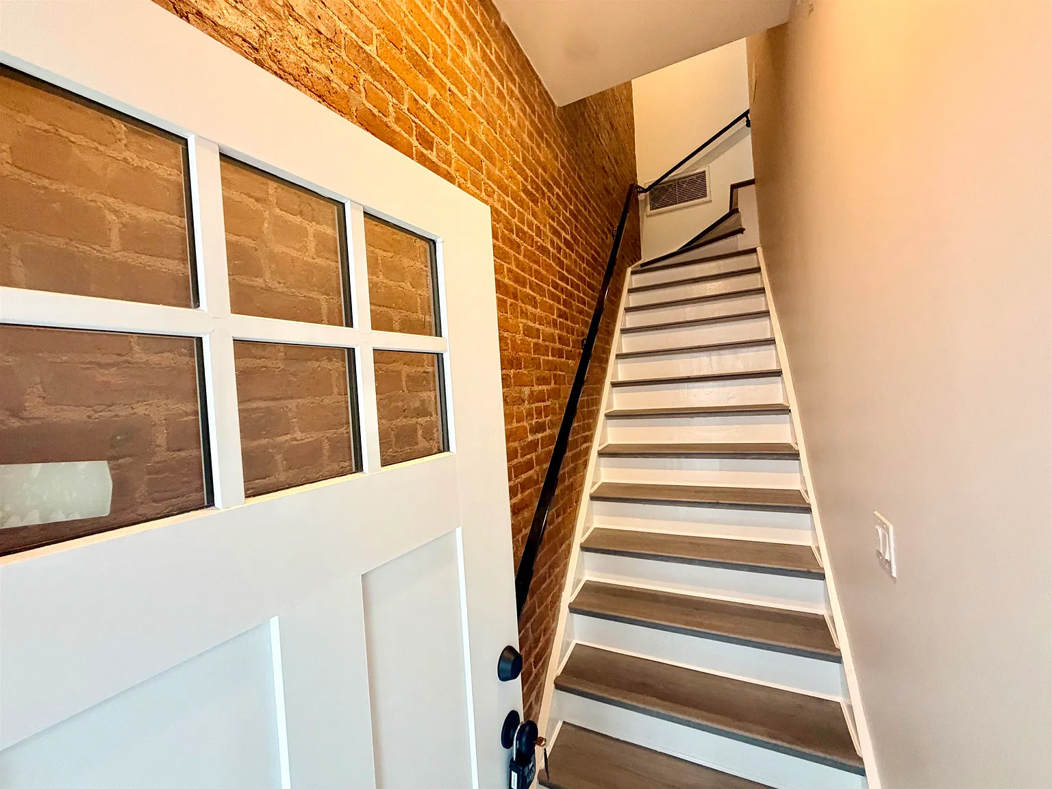 2 bed, 1.0 bath, 900 sqft, $2,550 — Photo 2