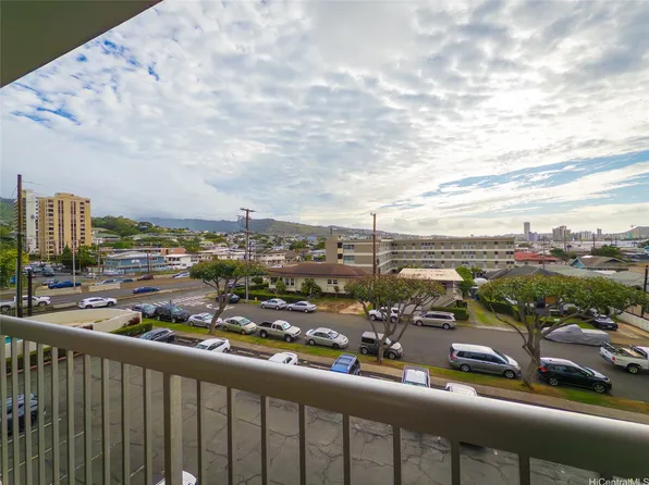 1320 Alexander St APT 306, Honolulu, HI 96826