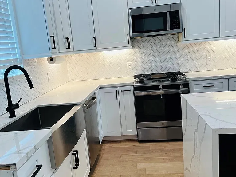 1103 W 15th 1/2 St #A — Photo 10
