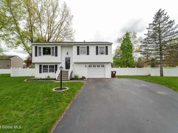 10 Duncliff Court, Colonie, NY 12205