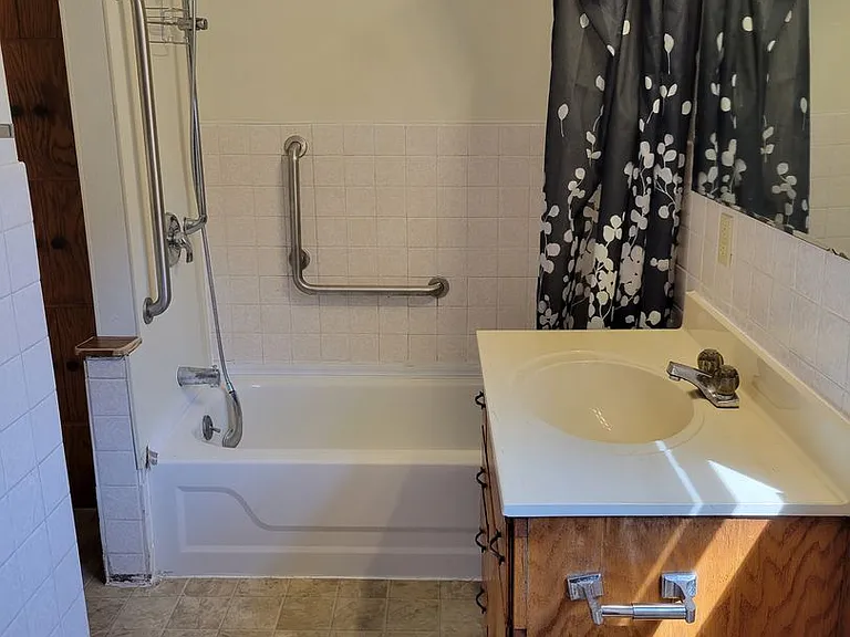 512 E Maple St — Photo 32