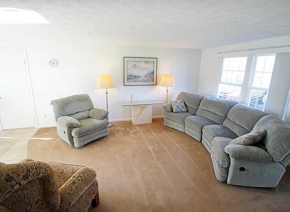 4th image of 41 Chili Ave