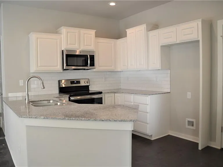 2413 Arbor Rd — Photo 3