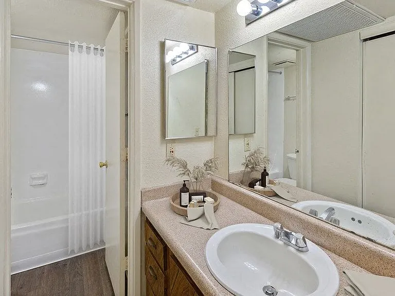 Tanque Verde Apartments — Photo 25
