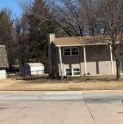 Exterior Neighborhood (street photo)