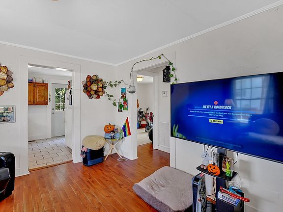 5th image of 203 3rd Ave NE