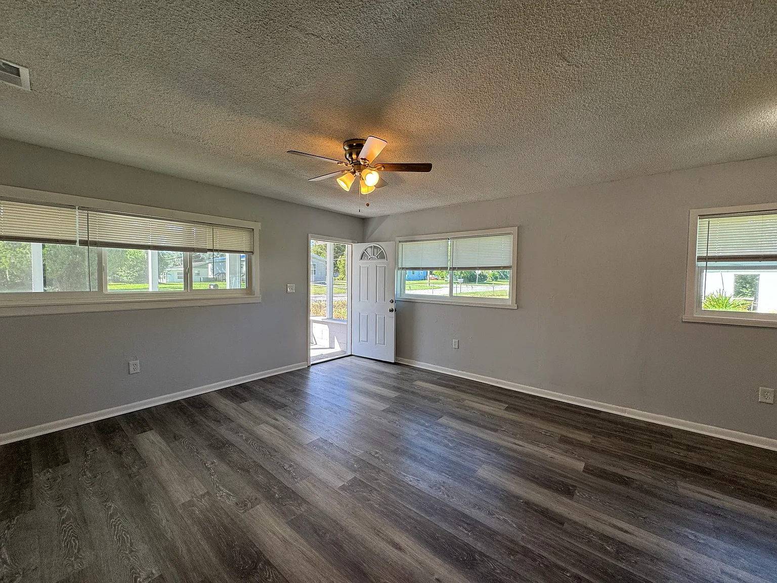 4 bed, 1050 sqft, $1,200 — Photo 2