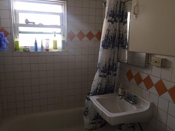 4th image of 4422 Mississippi St