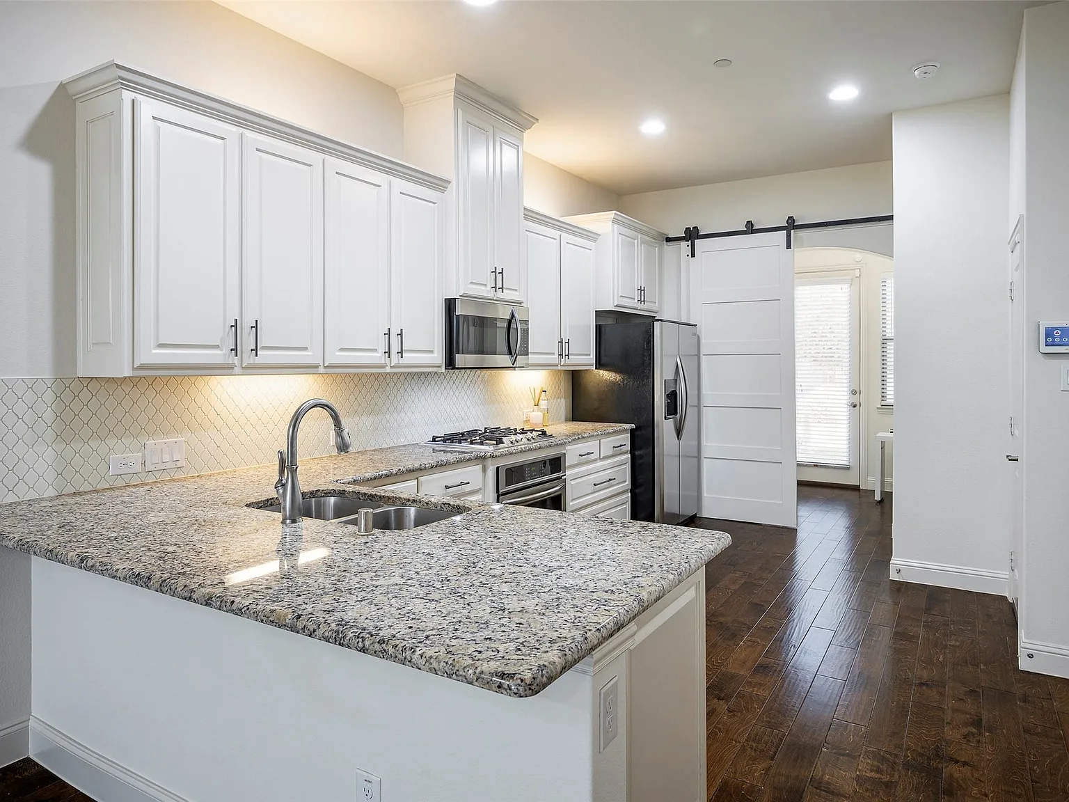 3 bed, 2.5 bath, 2101 sqft, $2,600 — Photo 4