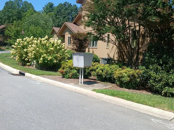 304 Red Oak Dr, Hendersonville, NC 28791