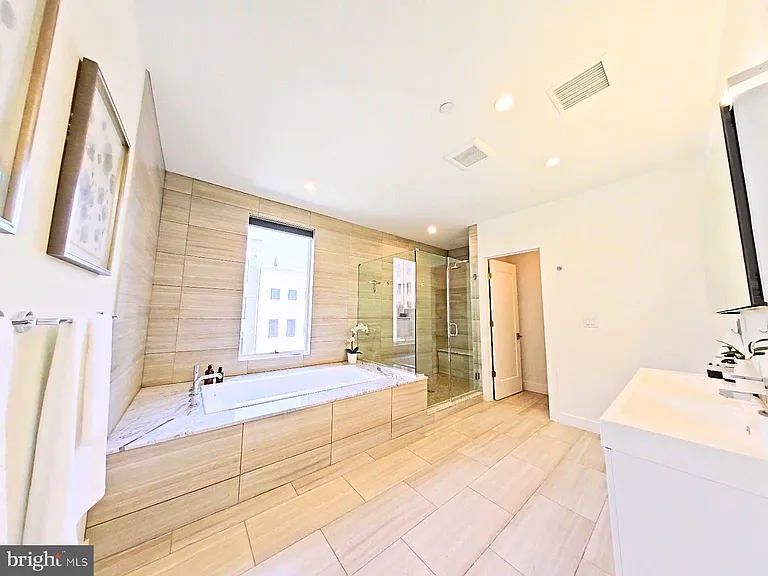 421 Wallace St — Photo 11