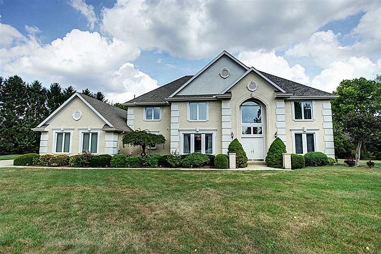 1st image of 430 Meadowood Dr