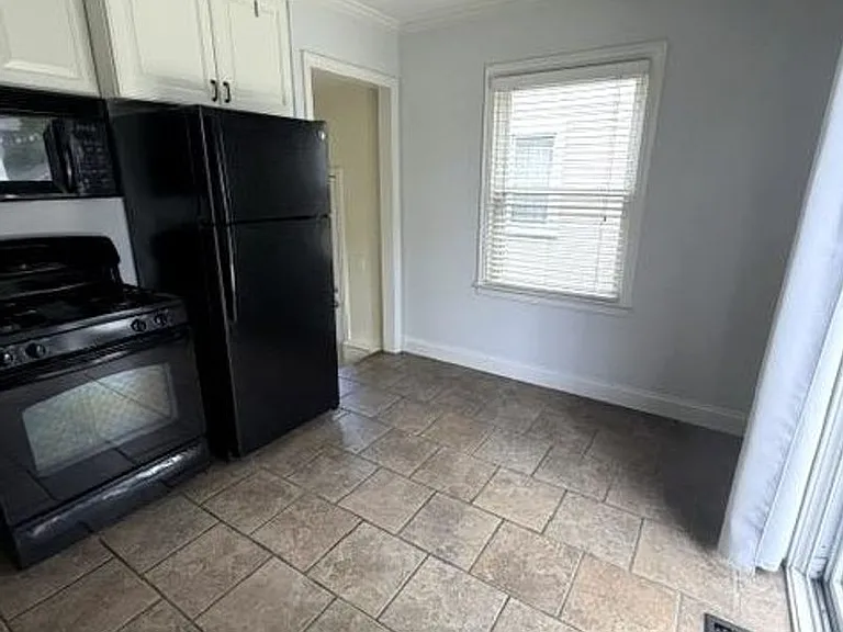 1424 Chapin Ave — Photo 9