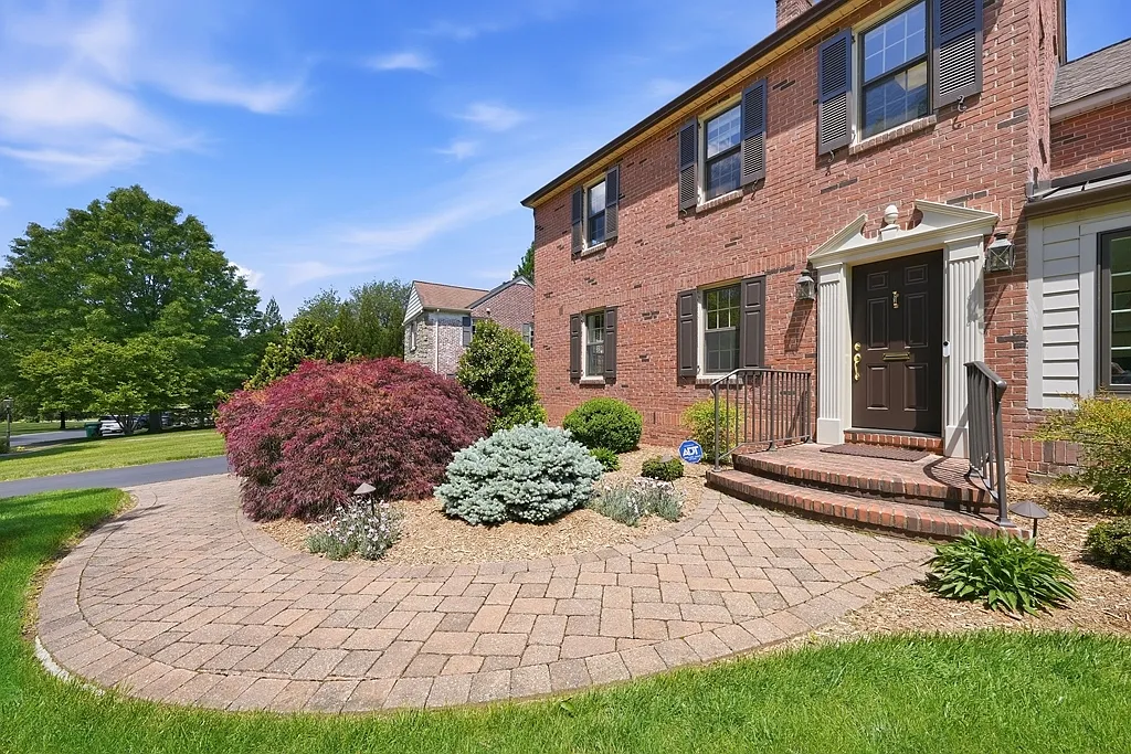 3 bed, 5.0 bath, 3625 sqft, $5,250 — Photo 3