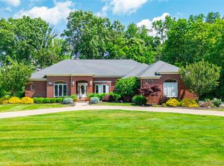 8454 Grays Dr, Grosse Ile, MI 48138