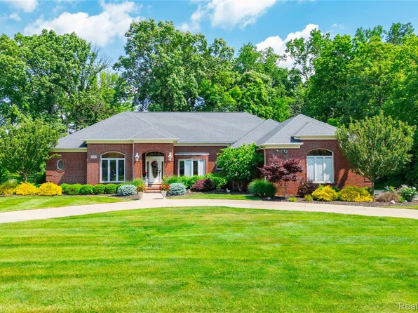 8454 Grays Dr, Grosse Ile, MI 48138