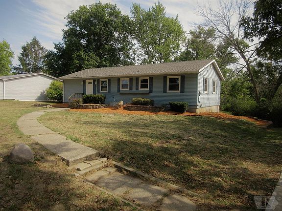 3rd image of 130 E Rochester Rd