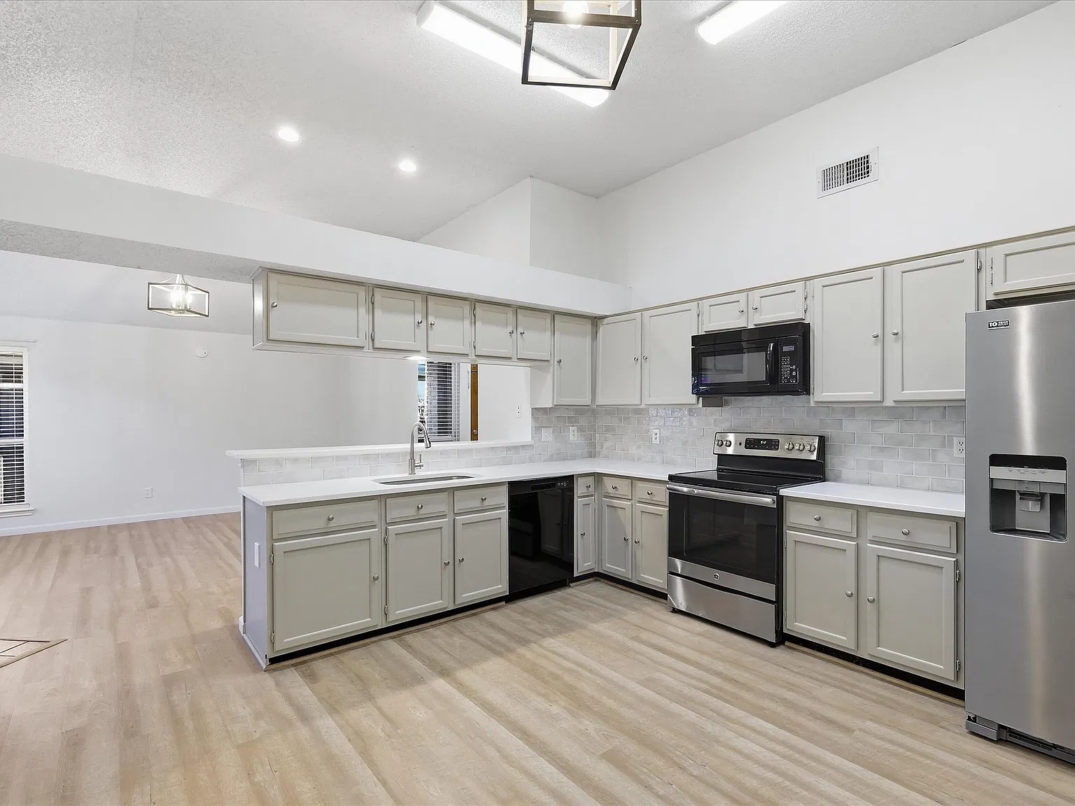 3 bed, 1190 sqft, $2,500 — Photo 1