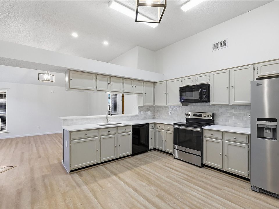 1st image of 559 Lee Dr