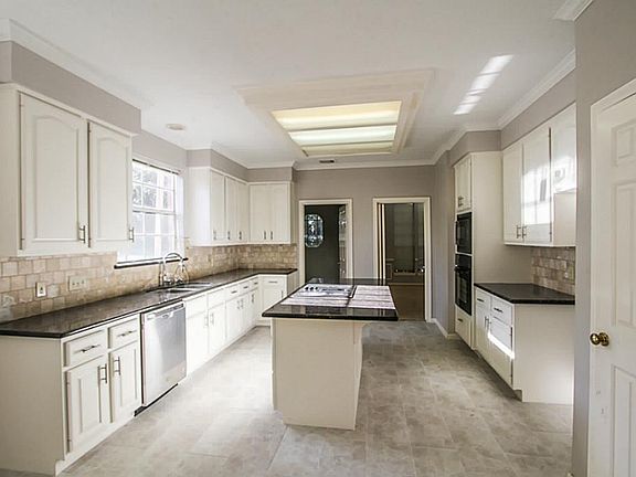 3rd image of 3926 Lyndhurst Pl