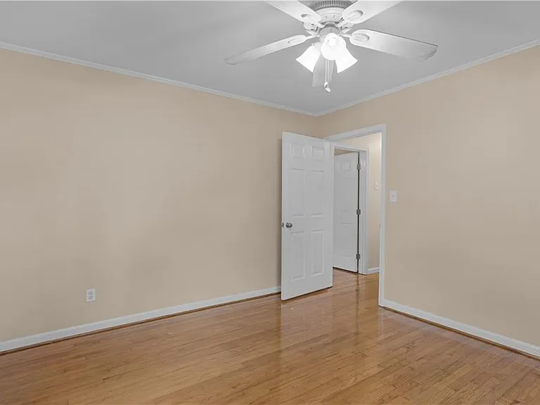 424 Byron Ave E — Photo 12