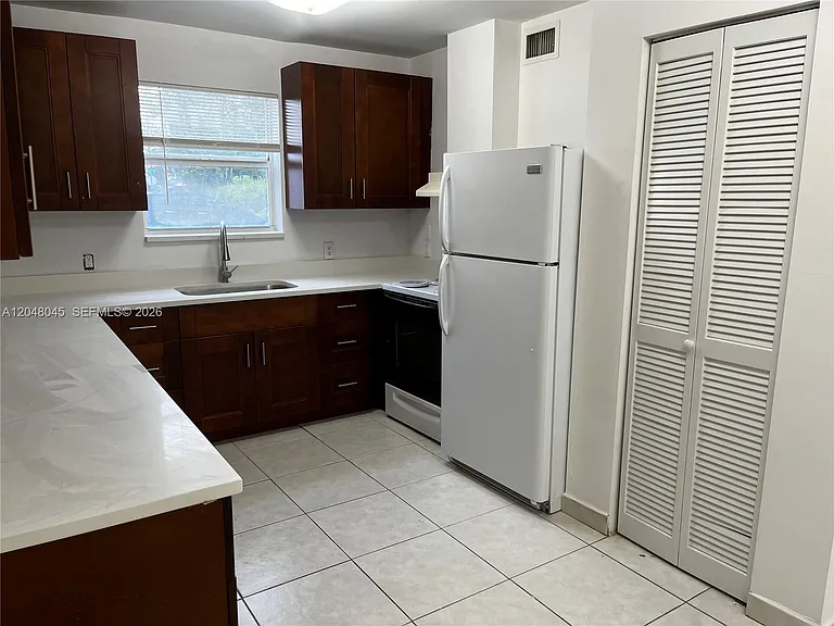 181 NW 47th Ave #9 — Photo 3