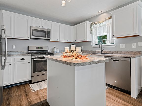 3rd image of 430 Garden Grace Dr