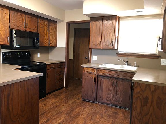 Great Kitchen with lots of storage