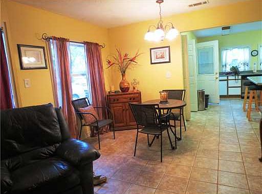 4th image of 1219 Country Club Dr