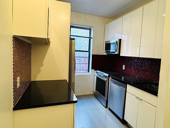 3rd image of 194 Kensington Ave #402